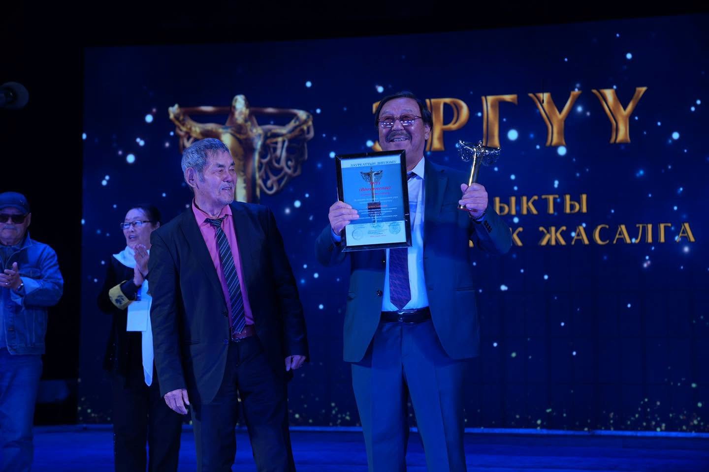 КР эл артисти Асылбек Өзүбеков "Эргүү" улуттук театр сыйлыгынын жеңүүчүсү болду